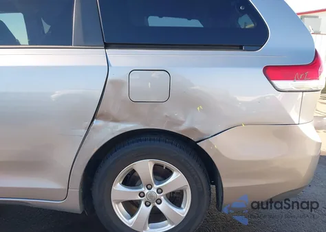 2013 Toyota Sienna Le V6 8 Passenger z USA, uszkodzony, nr VIN 5TDKK3DCXDS318543